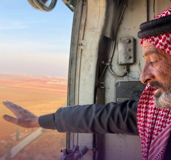 «الدفاع» السورية تتفاعل مع مسنّ وجه تحية عفوية لمروحياتها وتدعوه لجولة على متنها