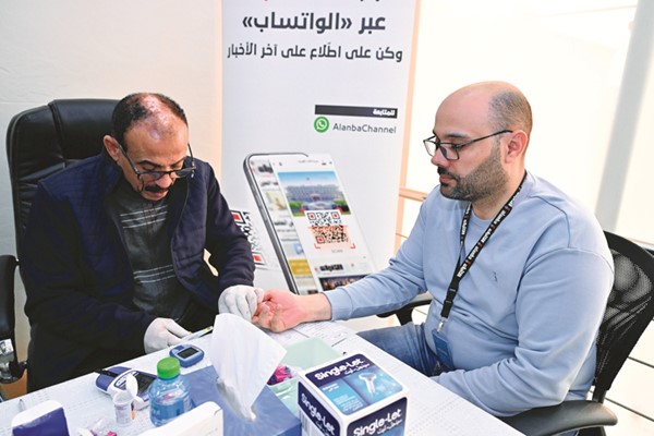 الزميل احمد مغربي يفحص السكر