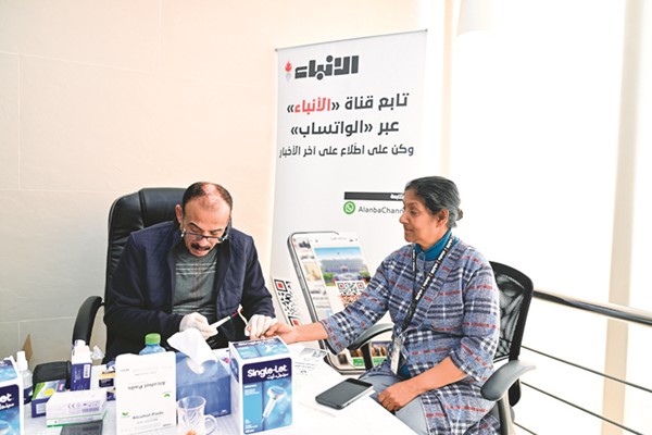 الزميلة جيني خلال اجراءات الفحص