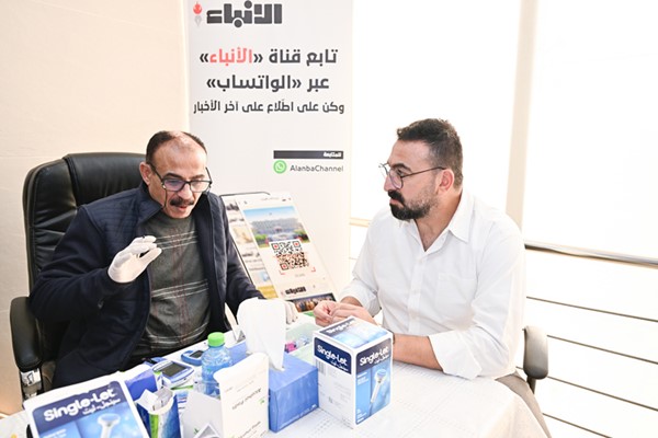 الزميل زياد الرحيم خلال الفحص