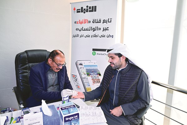 الزميل وليد جمعة خلال اجراء الفحص