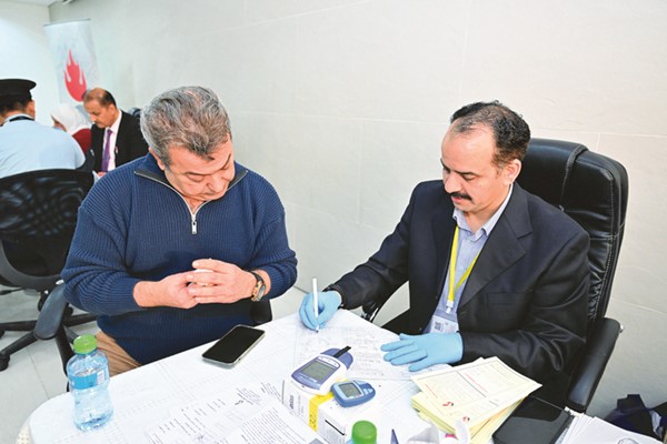 الزميل حسين مروة متابعا نتيجة الفحص