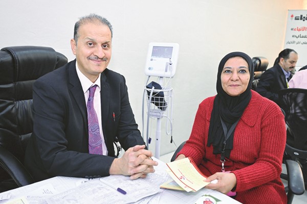 الزميلة نجوى مختار خلال الفحص