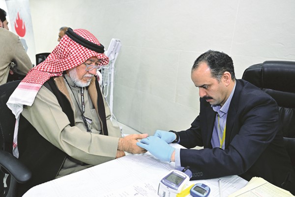 مستشار الإدارة العامة الزميل يوسف عبدالرحمن خلال إجراء الفحص