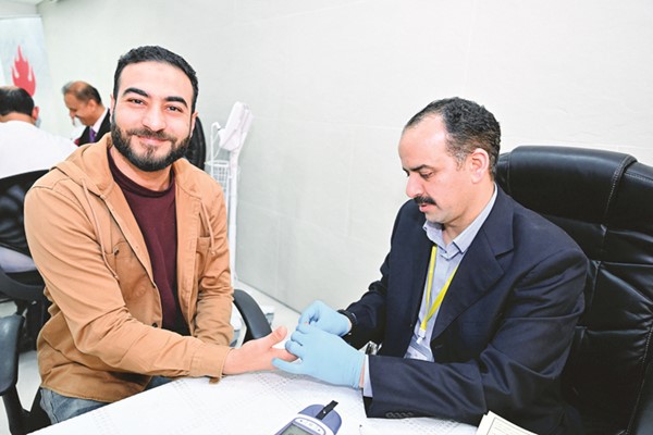 الزميل مصطفى محمود ربيع خلال الفحص