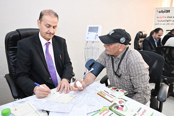 الزميل اسماعيل أحمد إسماعيل خلال الفحص