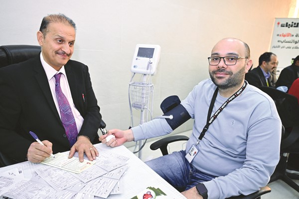 بالفيديو.. الوحدة المتنقلة بجمعية القلب زارت «الأنباء» وقدمت فحوصات لموظفيها