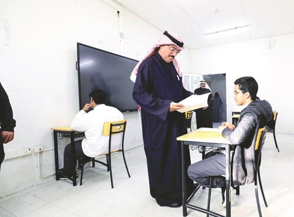 وزير التربية م.سيد جلال الطبطبائي خلال جولة تفقدية في إحدى لجان امتحانات الصف الثاني عشر بمنطقة مبارك الكبير التعليمية