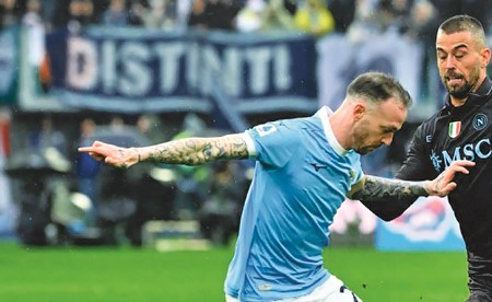نابولي يهزم لاتسيو ويضغط على ميلان