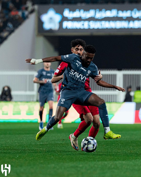 الهلال يهزم ضمك ويتصدر الدوري السعودي