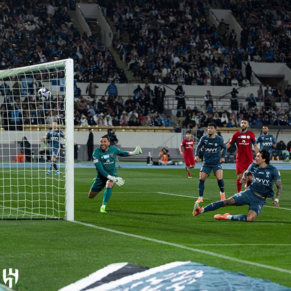 الهلال يهزم ضمك ويتصدر الدوري السعودي