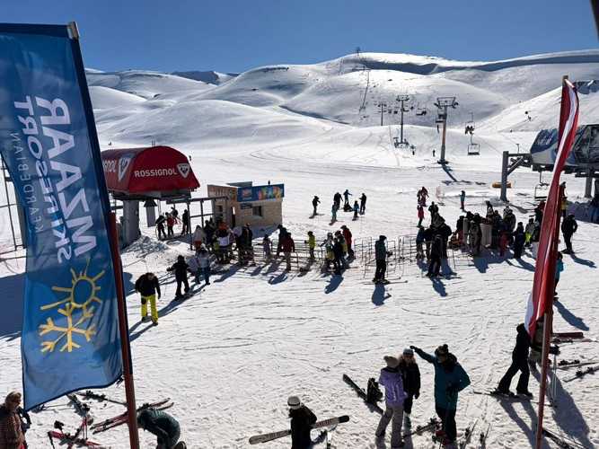 أبيض القمم شرع مراكز التزلج.. والسياح من الأرز إلى كفردبيان