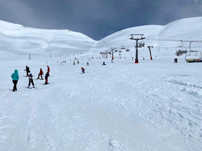 أبيض القمم شرع مراكز التزلج.. والسياح من الأرز إلى كفردبيان