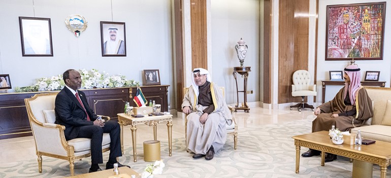 وزير شؤون الديوان الأميري الشيخ حمد جابر العلي ورئيس ديوان سمو ولي العهد الشيخ ثامر الجابر خلال استقبالهما سفير جيبوتي لدى الكويت عيسى خيري روبله