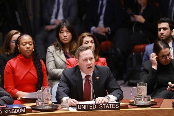 المندوب الأميركي لدى مجلس الأمن الدولي مايك والتز متحدثا خلال الجلسة الطارئة حول العملية العسكرية في ڤنزويلا (ا.ف.پ)