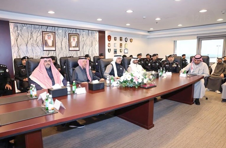 مدير عام الإدارة العامة لخفر السواحل العميد ركن بحري الشيخ مبارك علي اليوسف ومحافظ الفروانية
الشيخ عذبي الناصر ومحافظ العاصمة الشيخ عبدالله السالم ومحافظ الأحمدي الشيخ حمود الجابر ومحافظ مبارك الكبير ومحافظ حولي بالتكليف الشيخ صباح بدر السالم خلال الجولة