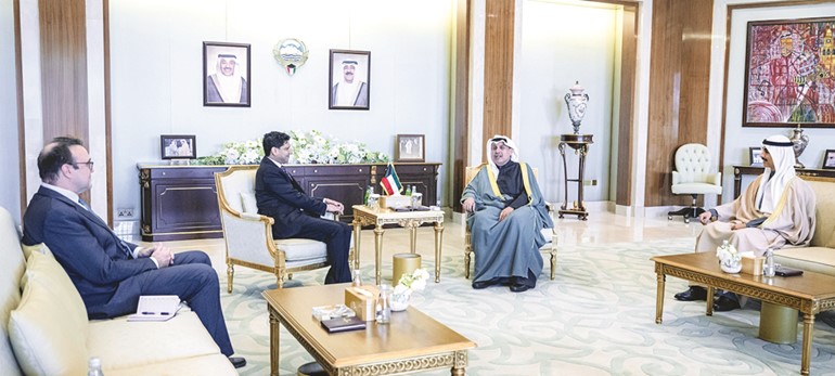 وزير شؤون الديوان الأميري الشيخ حمد جابر العلي ورئيس ديوان سمو ولي العهد الشيخ ثامر الجابر خلال استقبالهما سفير المملكة المتحدة لدى البلاد قدسي رشيد
