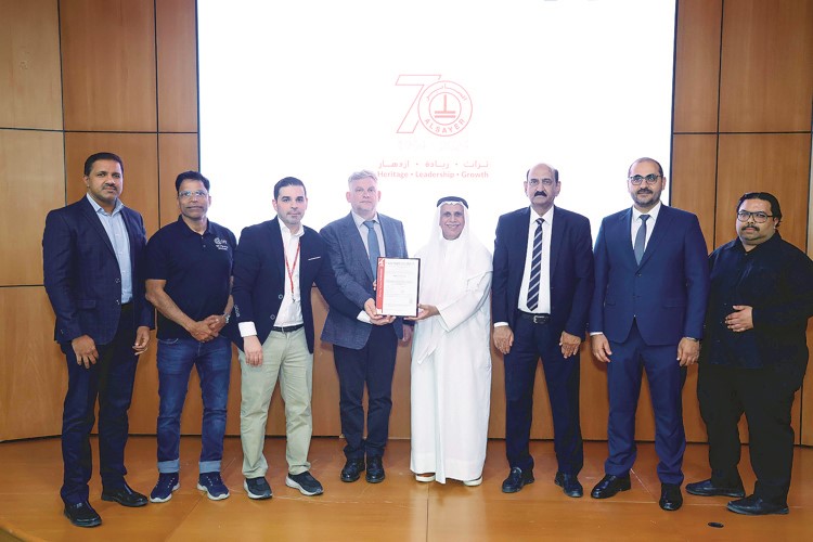 مبارك ناصر الساير متسلما الشهادة الدولية في أمن المعلومات ISO 27001
