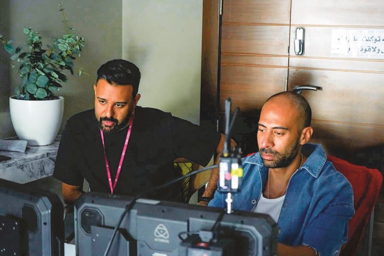 الكاتب فهد العليوه مع المخرج محمد عبدالواحد في لوكيشن العمل
