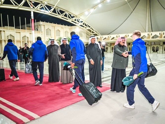 ويرحبان ببعثة الفريق من لاعبين وإداريين