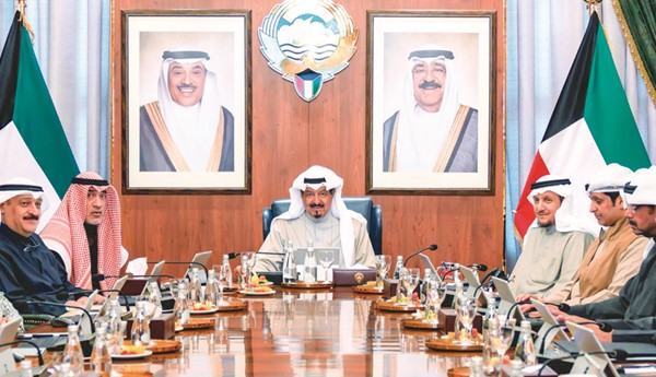 سمو الشيخ أحمد العبدالله رئيس مجلس الوزراء مترئسا اجتماع الحكومة أمس