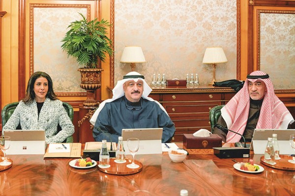 النائب الأول لرئيس مجلس الوزراء ووزير الداخلية الشيخ فهد اليوسف ود.أحمد العوضي ود.نورة المشعان