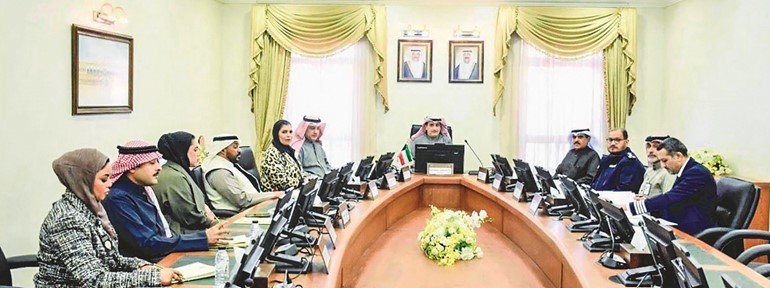 العميد حقوقي د.شريف الكندري وم.صالح الفداغي والعميد بدر الشايع خلال الاجتماع