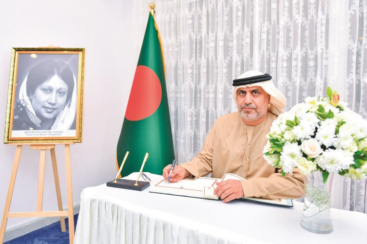 السفير الإماراتي د.مطر النيادي خلال تسجيل كلمة عزاء