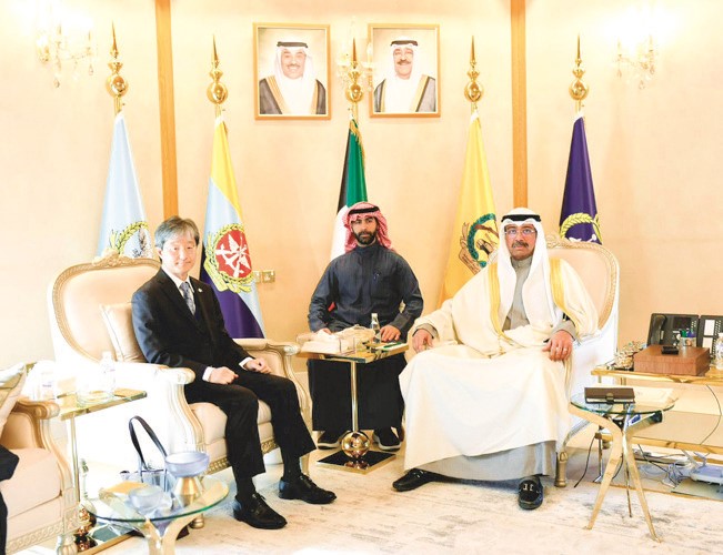 وزير الدفاع الشيخ عبدالله العلي مستقبلا سفير اليابان لدى البلاد موكاي كينيتشيرو