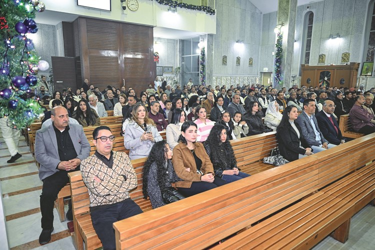 جانب من الحضور خلال قداس عيد الميلاد في كنيسة العائلة المقدسة