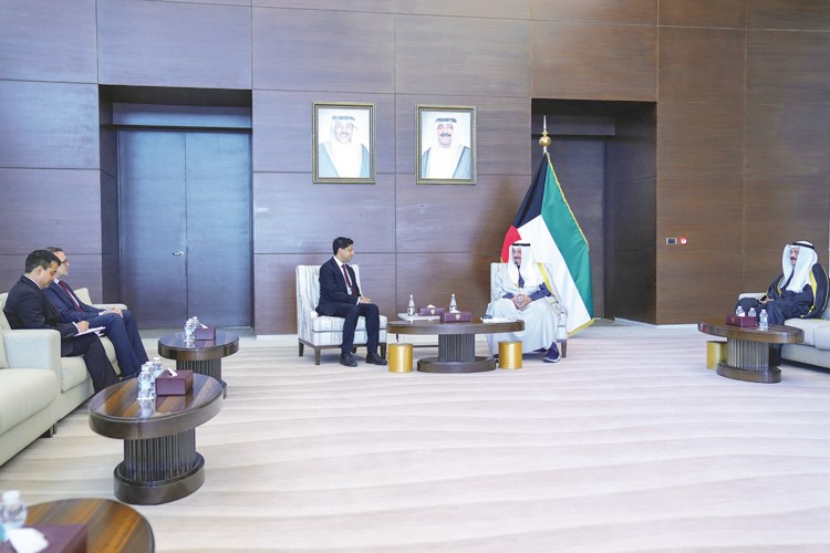 رئيس مجلس الوزراء سمو الشيخ أحمد العبدالله مستقبلا سفير المملكة المتحدة لبريطانيـا العظمى وايرلنـدا الشمالية الصديقة قدسي رشيد بحضور رئيس ديوان رئيس مجلس الوزراء عبدالعزيز الدخيل