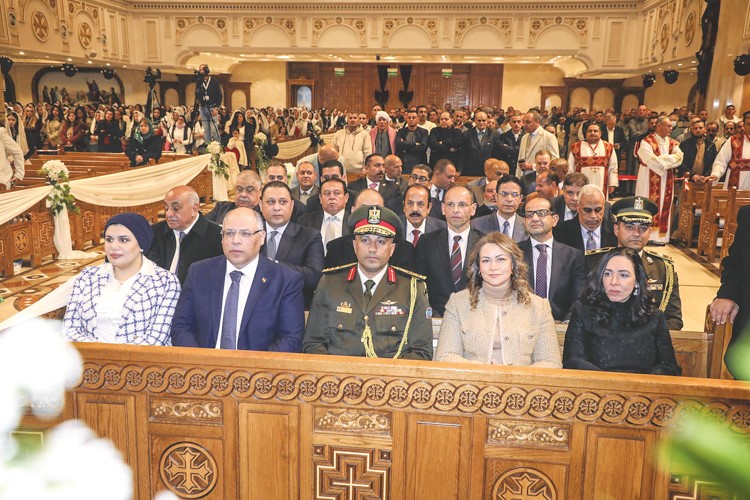 السفير المصري محمد أبو الوفا وحرمه والعميد أ.ح مصطفى الدلال والقنصل مروة شعير ونائب السفير نورا عبدالهادي وأركان السفارة والقنصلية في مقدمة الحضور خلال قداس عيد الميلاد