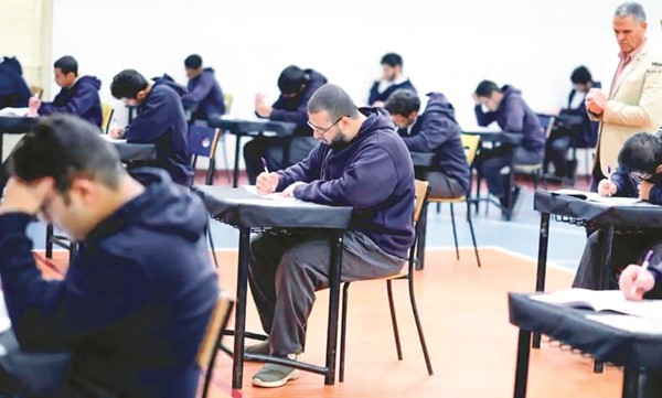 جانب من الطلبة في إحدى لجان الاختبارات