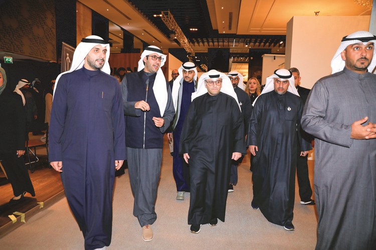 وزير الدولة لشؤون البلدية ووزير الدولة لشؤون الإسكان م.عبداللطيف المشاري خلال جولة في المعرض