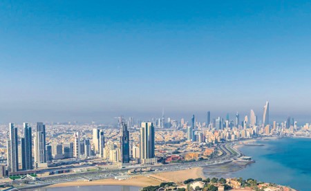 رياح مغبرة وأمطار متفرقة في العطلة والطقس معتدل نهاراً وبارد إلى شديد البرودة ليلاً