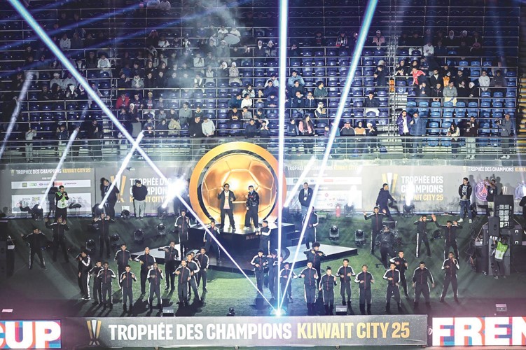 افتتاحية جماهيرية.. عروض ضوئية مبهرة