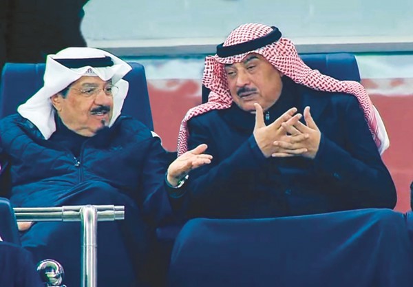  سمو ولي العهد الشيخ صباح الخالد وسمو الشيخ أحمد العبدالله رئيس مجلس الوزراء خلال حضورهما المباراة