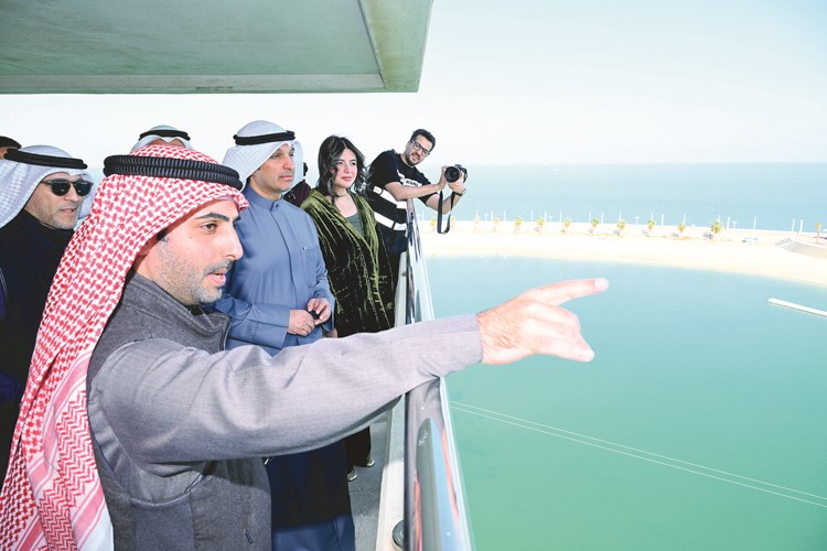عبدالرحمن المطيري والشيخ محمد سلمان الصباح وم.منال العصفور وخالد العصفور لدى الاطلاع على مرافق المشروع