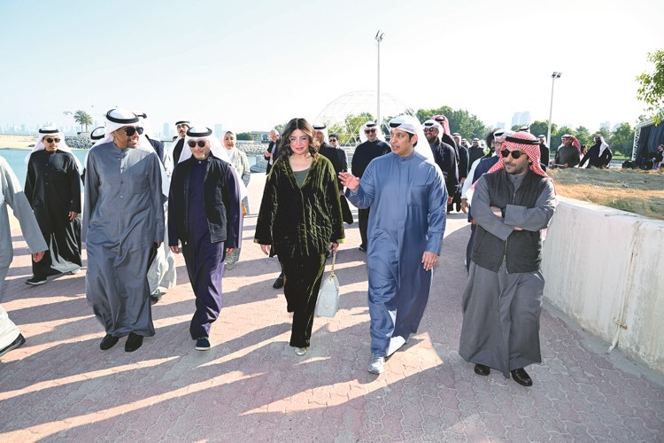 عبدالرحمن المطيري والشيخ محمد سلمان الصباح وم.منال العصفور وخالد العصفور وم.أنور الحليلة