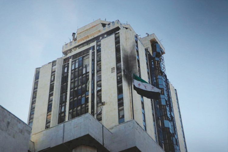 الجيش يوقف العمليات في حلب ويرحل مسلحي قسد إلى الطبقة