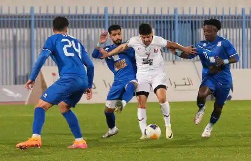 لاعب النصر حسام الحباسي محاطا بثلاثة لاعبين من التضامن
