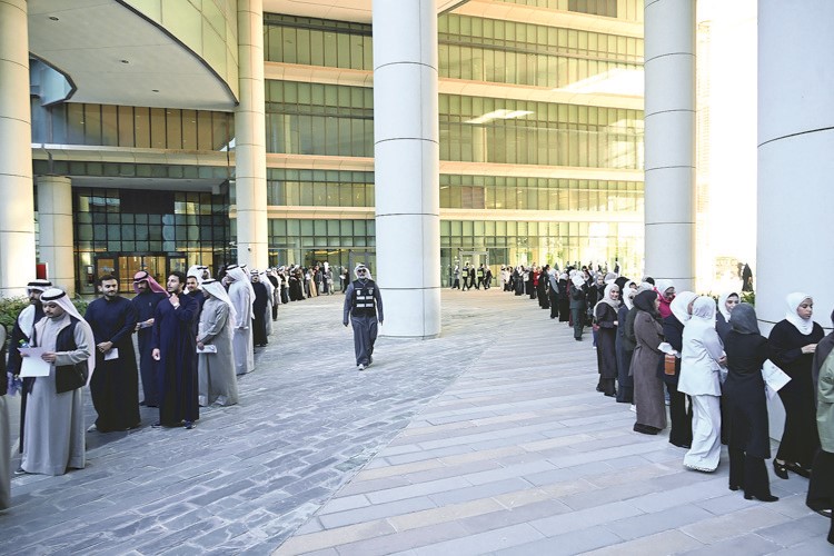 جانب من المتقدمين والمتقدمات لاختبارات الالتحاق بالنيابة العامة بمقر كلية العلوم جامعة الكويت بمدينة صباح السالم الجامعية