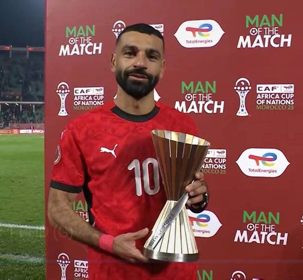 محمد صلاح يحصد جائزة رجل مباراة مصر وكوت ديفوار في ليلة الرقم التاريخي.. ويؤكد: أغلب منتخبنا من لاعبين محليين وهذا ليس تقليلا منهم