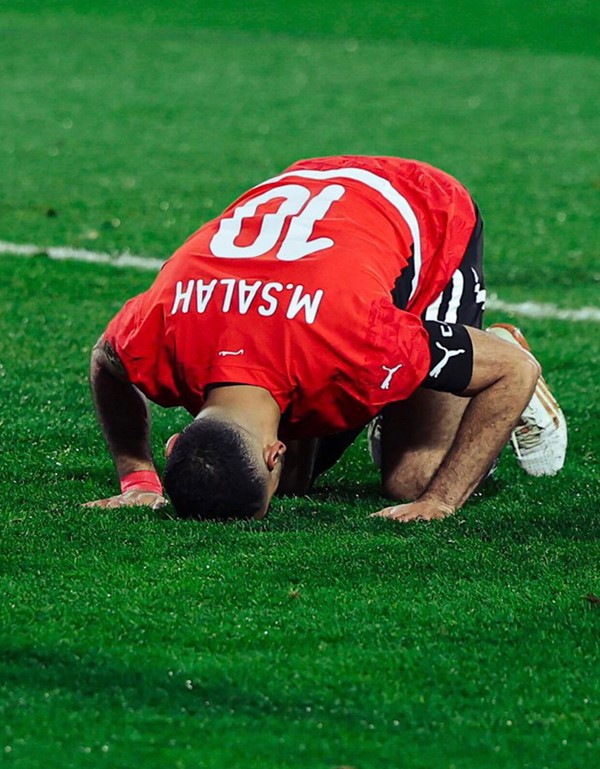 محمد صلاح يحصد جائزة رجل مباراة مصر وكوت ديفوار في ليلة الرقم التاريخي.. ويؤكد: أغلب منتخبنا من لاعبين محليين وهذا ليس تقليلا منهم