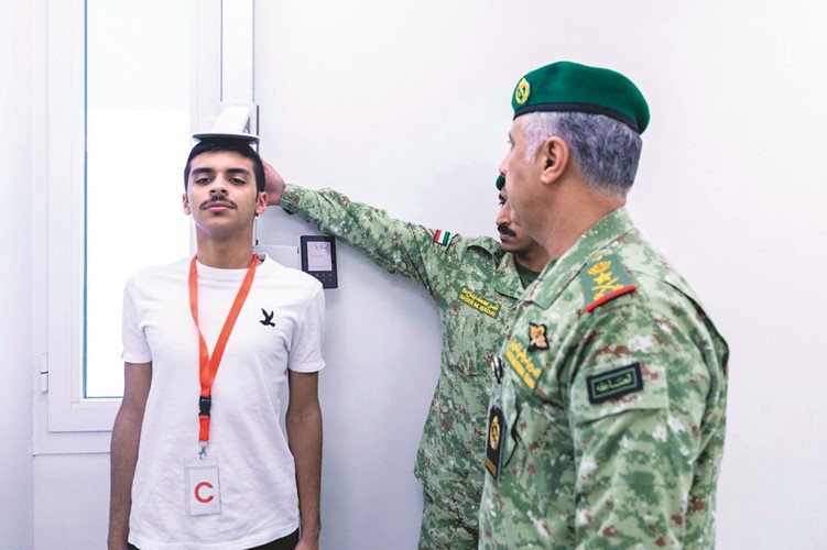 الفريق الركن حمد البرجس متابعا الفحص الطبي على أحد المتقدمين
