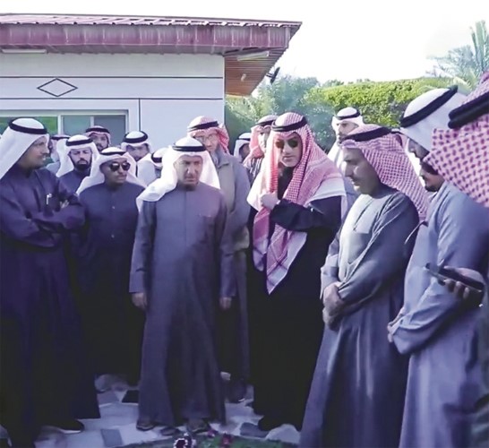 الشيخ فهد اليوسف مع عدد من المزارعين خلال زيارته لمزارع الوفرة