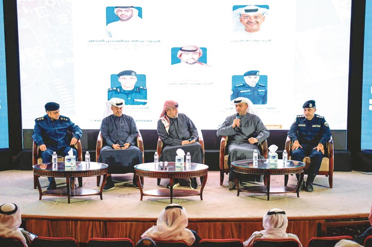 عبدالله المنصور ووليد الخشتي ويوسف كاظم خلال الجلسة