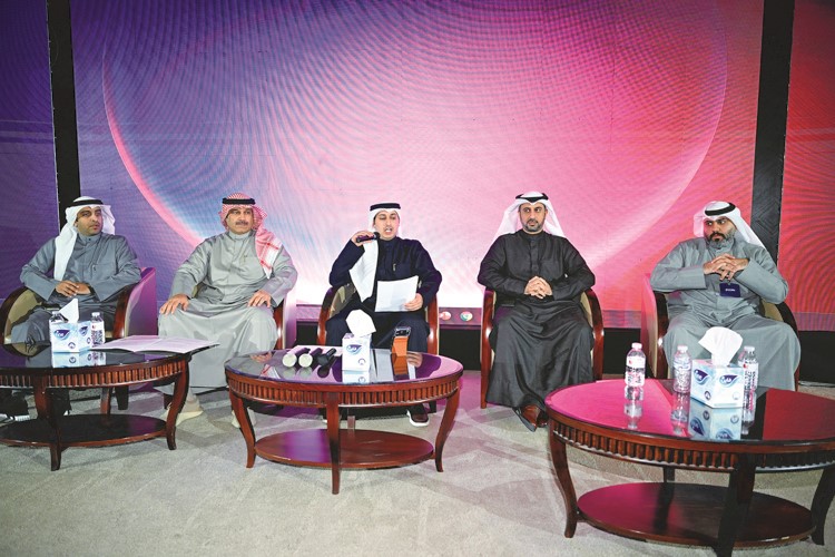 المتحدثون في الجلسة الثانية مسؤول مركز الاتصال وخدمة العملاء في شركة زين الكويت محمد أبل ورئيس قسم الإعلام والتخاطب في الجامعة الدولية في الكويت د.أحمد الحيدر وأستاذ الإعلام والعلاقات العامة المشارك في أكاديمية سعد العبدالله العقيد د.محمد الشمري وأستاذ الإعلام والعلاقات العامة المشارك في أكاديمية سعد العبدالله للعلوم الأمنية العقيد د.مطلق العميري ويتوسطهم مدير الجلسة فهد الحسيني (أحمد علي)