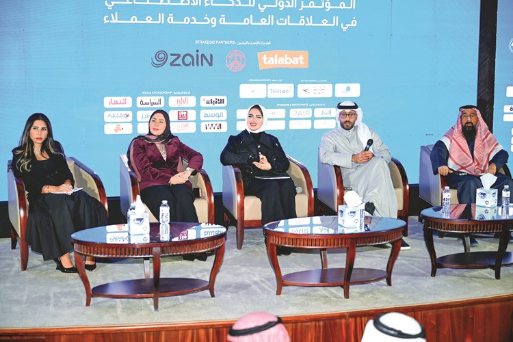 المتحدثون في الجلسة الثالثة مدير أعمال أول مجموعة الخدمة بمجموعة الساير إبراهيم الفوزان والشريك المؤسس لشركة بير للذكاء الاصطناعي خالد العماري ورئيسة قسم الضيافة والاستقبال في الصندوق الكويتي للتنمية نورة صبحان والإعلامية والمدربة في صناعة المحتوى الرقمي رباب بداح ومديرة الجلسة م.أحلام حسن