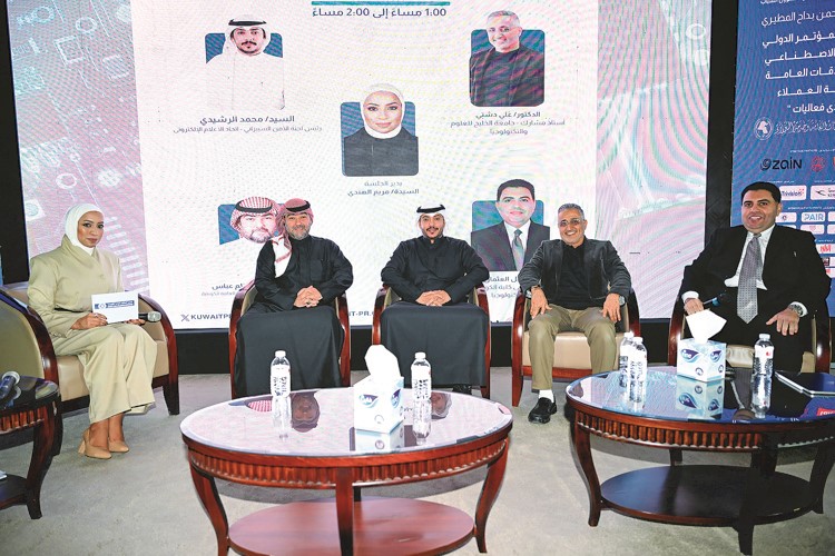 المشاركون في الجلسة الرابعة عضو مجلس إدارة جمعية العلاقات العامة يوسف كاظم ورئيس لجنة الأمن السيبراني في اتحاد الإعلام الإلكتروني محمد الرشيدي والأستاذ المشارك بجامعة الخليج للعلوم والتكنولوجيا د.علي دشتي والأستاذ المشارك في كلية الكويت للعلوم والتكنولوجيا د.باسل العثمان ومديرة الجلسة مريم الهندي